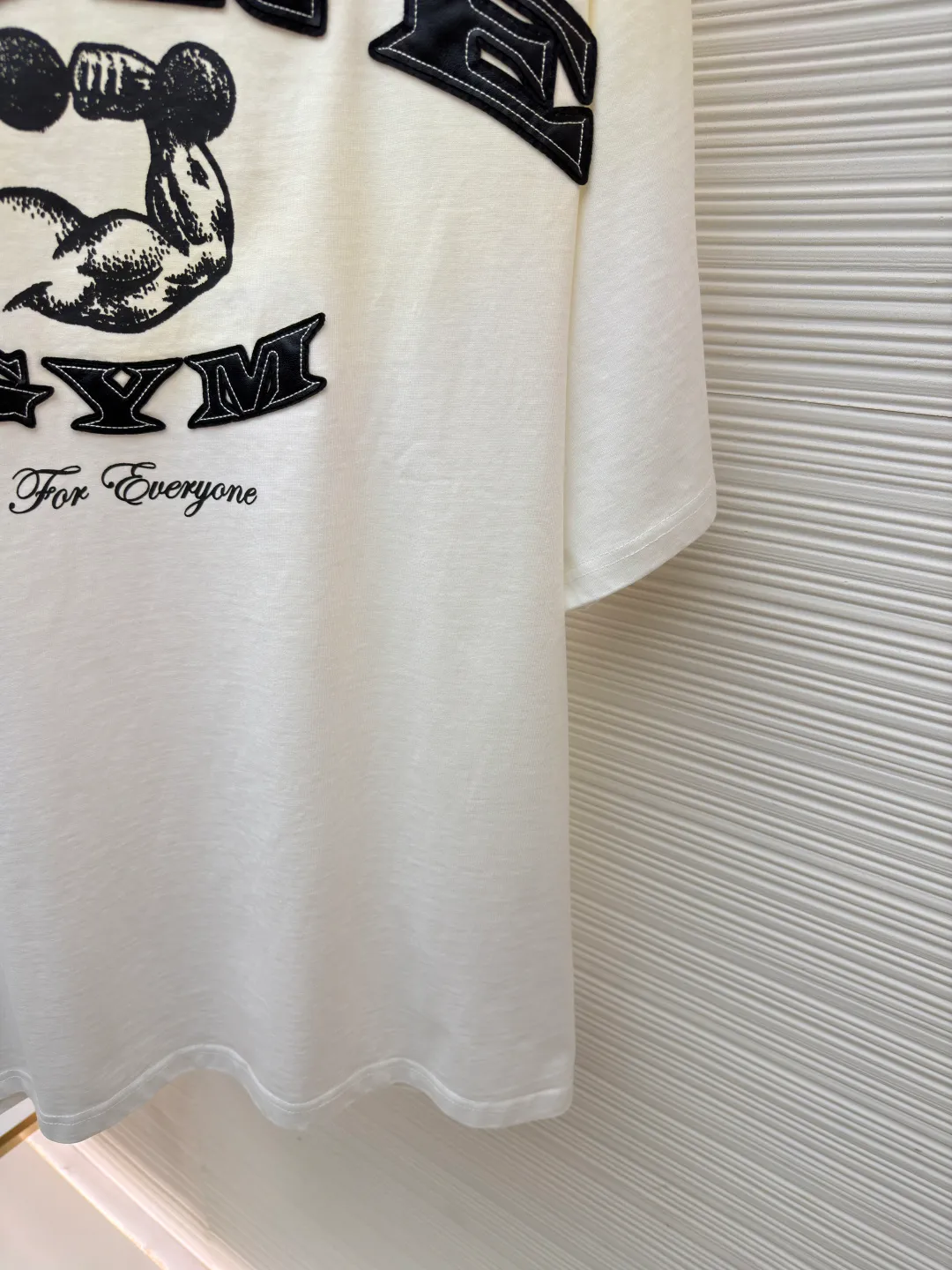 Acne Studios distressed logo short sleeves ●Original version: Purchased and developed for 4100 ●Item number: 1682357-A15 ●Fabric: soft plain weave fabric ●Technology: glue printing ●Color: white gradient ●Version: fitted version ●Weight: about 385 grams ●Size: S-M-L-XL ●Description: Customized elegant cotton double-ply soft plain weave fabric, soft and delicate, comfortable and close to the skin, with warm brown as the main color with grayscale It is unobtrusive but has an overwhelming aura. The ACNE GYM logo on the body is outlined with powerful brown lines. For Everyone is simple but contains profound meaning. The inadvertently smudged distressed effect meets the carrier of retro feelings, which is full of fashion tension, making every outfit a fashion feast. Adopting imported machine appliqué embroidery technology, using advanced computer control systems and precision mechanical components to achieve ACNE GYM appliqué embroidery operations, presenting an embroidery effect with both clarity and three-dimensionality. Glue printing is used. The printing has been modified three times with the film screen. Use glue liquid paint to print the pattern on the fabric. Bake the fabric to fix the gradient of the printed image and make it look old. By spraying dyes of different colors on the surface of the fabric, the clothes can show rich color changes under different lights. Increase the visual layering. The fabrics have been washed, have a better hand feel and texture, are not easy to deform, are not easy to shrink, are not easy to fade, and maintain long-term beauty. The overall wiring is straight and delicate, the fabric is comfortable and soft, and the color is consistent without color difference. It can be matched with the same style to create a fashionable look and control various occasions. Customized accessories, complete with three standards, same style for men and women!